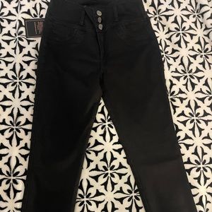 Black. Skinny butt lifting Columbiana Jeans